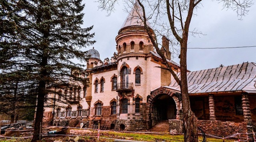 Елисеевский замок в Белогорке.