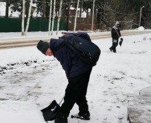 Студенты вышли на борьбу со снегом.